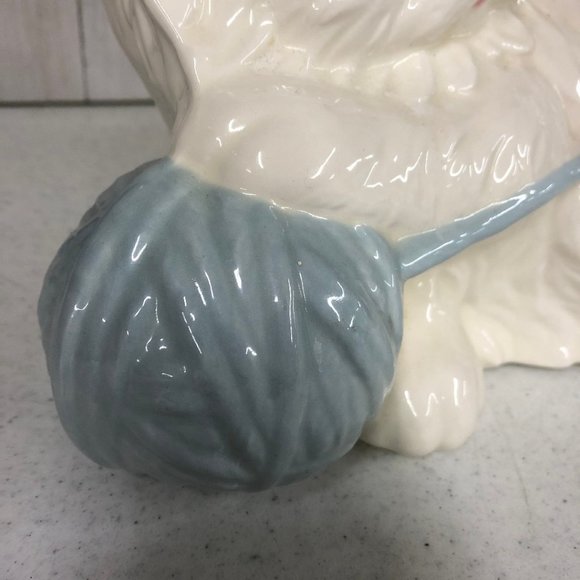 Big White Persian Kitty Cat Playing w/ Blue Yarn - Picture 5 of 11